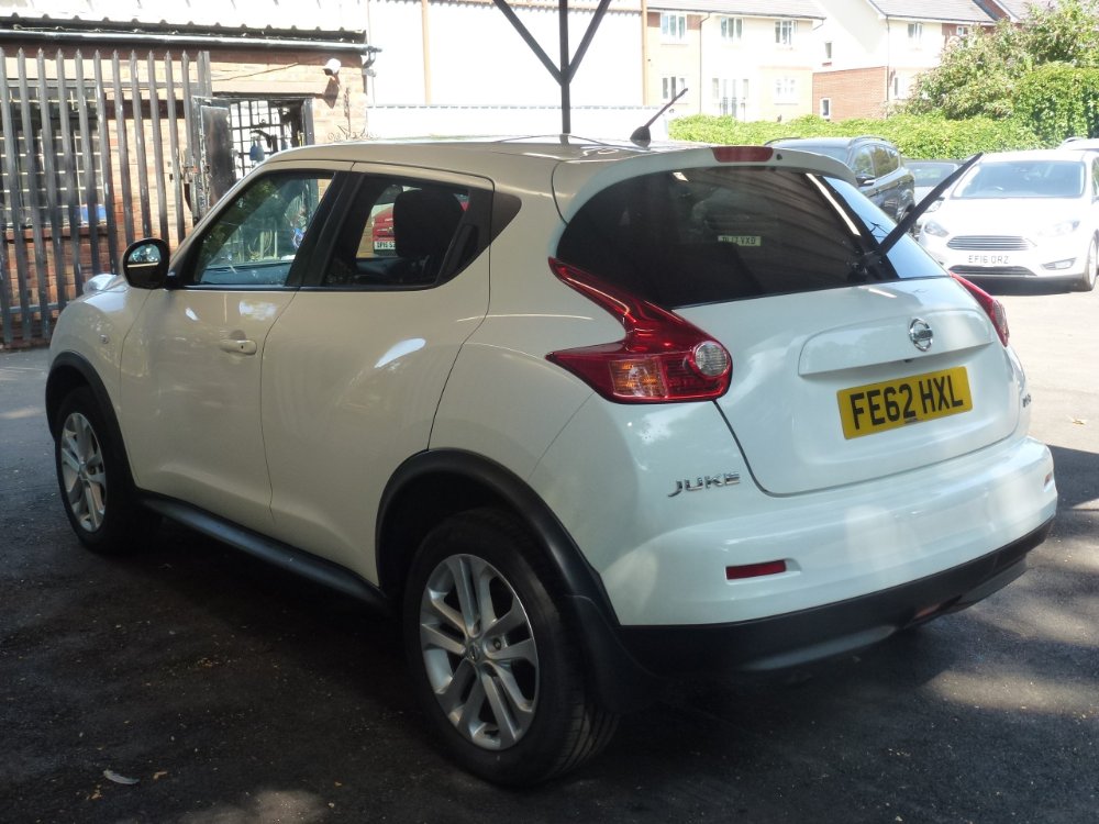 Nissan Juke 1.6 DIG-T Tekna SUV 5dr Petrol Manual Euro 5 (190 ps) - Image 3