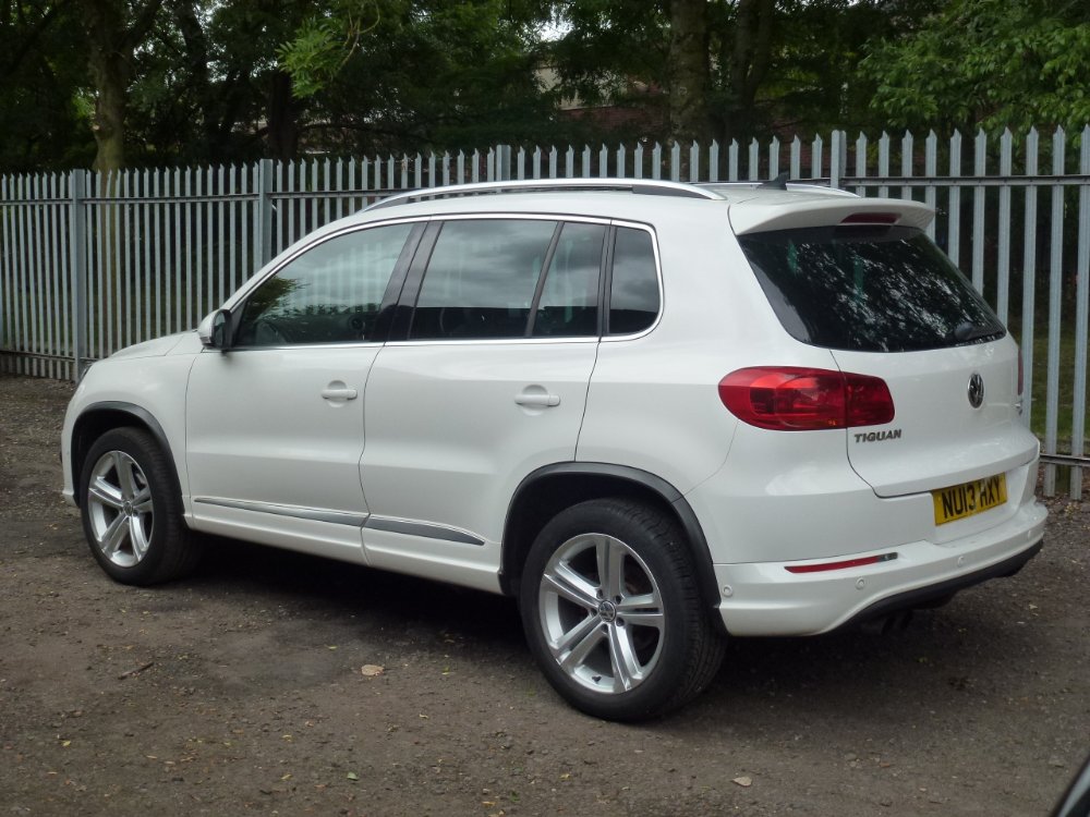 Volkswagen Tiguan 2.0 TDI BlueMotion Tech R-Line SUV 5dr Diesel Manual 4WD Euro 5 (s/s) (140 ps) - Image 3