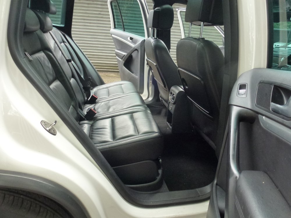 Volkswagen Tiguan 2.0 TDI BlueMotion Tech R-Line SUV 5dr Diesel Manual 4WD Euro 5 (s/s) (140 ps) - Image 10