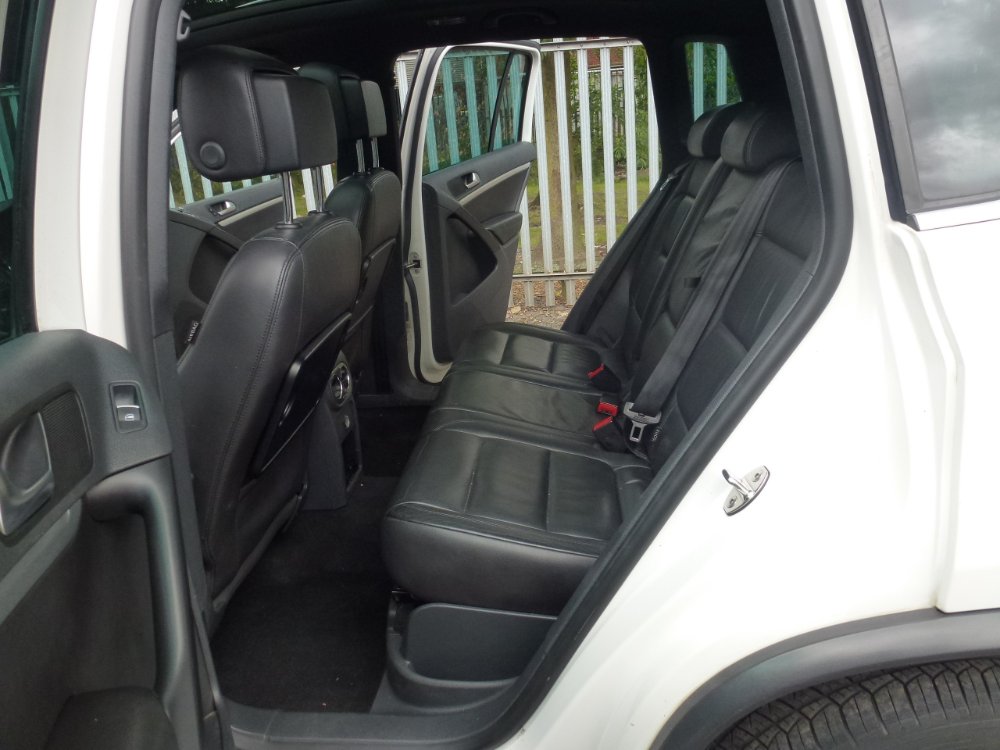 Volkswagen Tiguan 2.0 TDI BlueMotion Tech R-Line SUV 5dr Diesel Manual 4WD Euro 5 (s/s) (140 ps) - Image 12