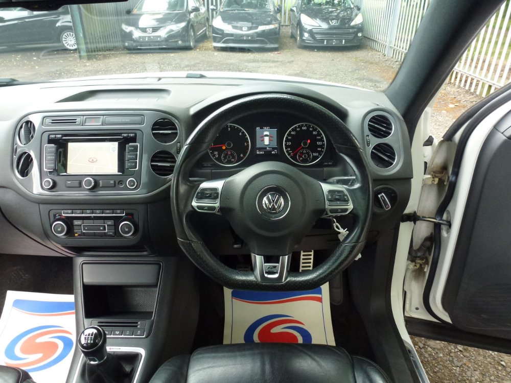 Volkswagen Tiguan 2.0 TDI BlueMotion Tech R-Line SUV 5dr Diesel Manual 4WD Euro 5 (s/s) (140 ps) - Image 14