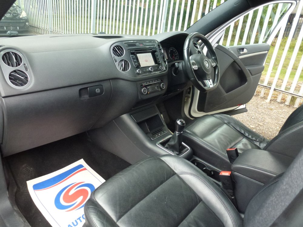 Volkswagen Tiguan 2.0 TDI BlueMotion Tech R-Line SUV 5dr Diesel Manual 4WD Euro 5 (s/s) (140 ps) - Image 17