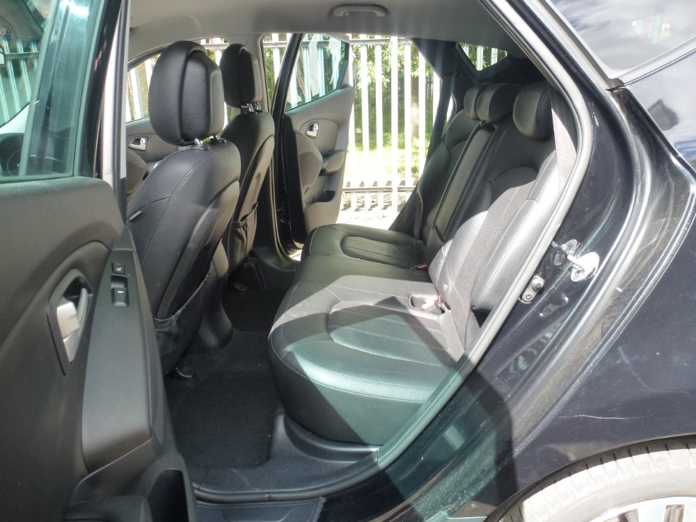 Hyundai ix35 2.0 CRDi Premium SUV 5dr Diesel Auto 4WD Euro 5 (134 bhp) - Image 12