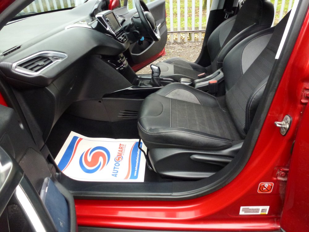 Peugeot 2008 1.2 PureTech Allure 5dr - Image 11