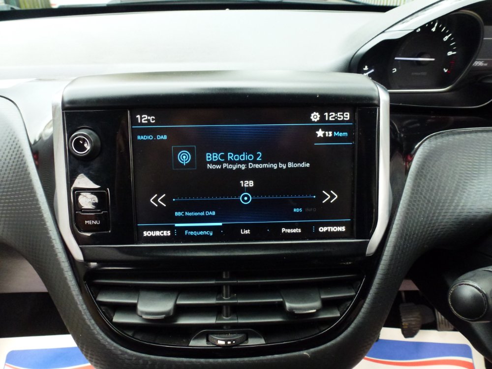 Peugeot 2008 1.2 PureTech Allure 5dr - Image 15