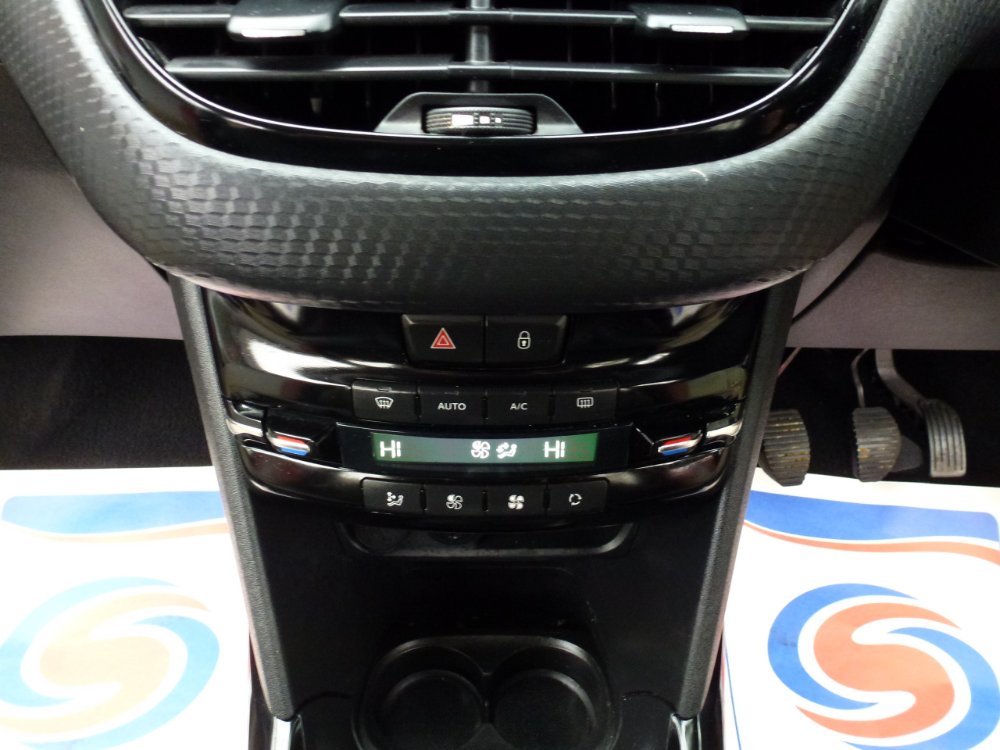 Peugeot 2008 1.2 PureTech Allure 5dr - Image 16