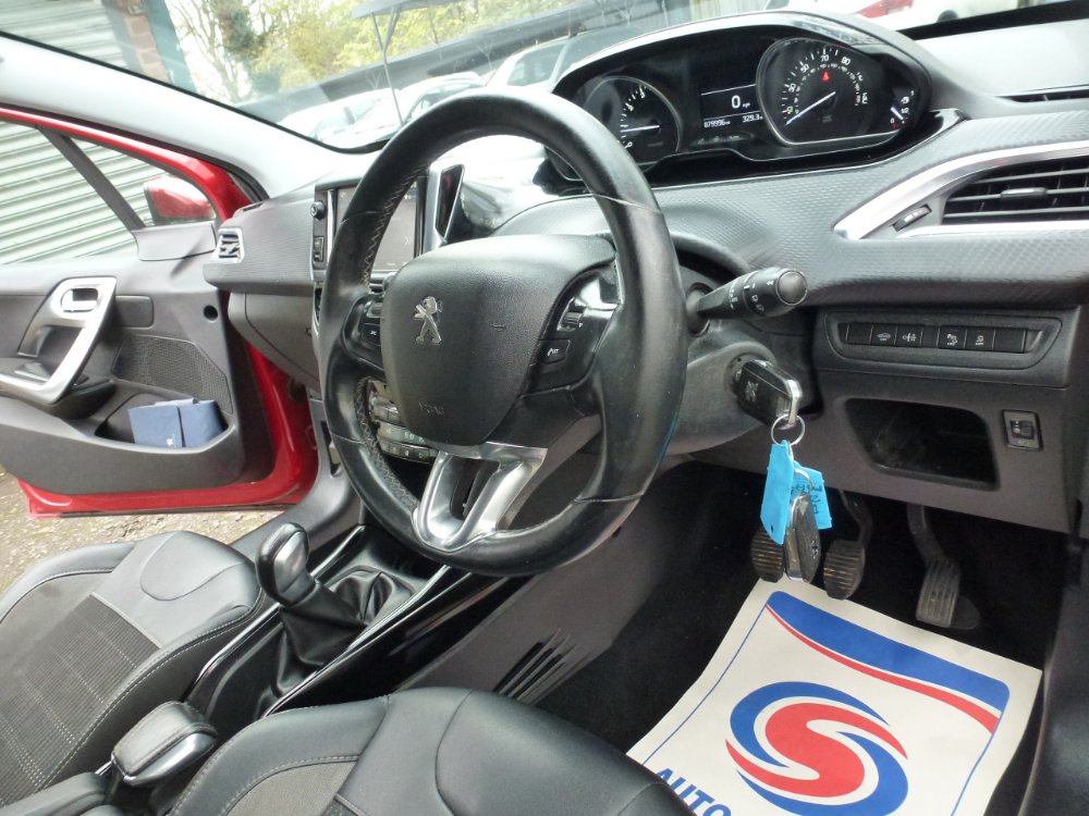Peugeot 2008 1.2 PureTech Allure 5dr - Image 18