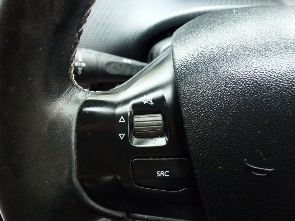 Peugeot 2008 1.2 PureTech Allure 5dr - Image 19