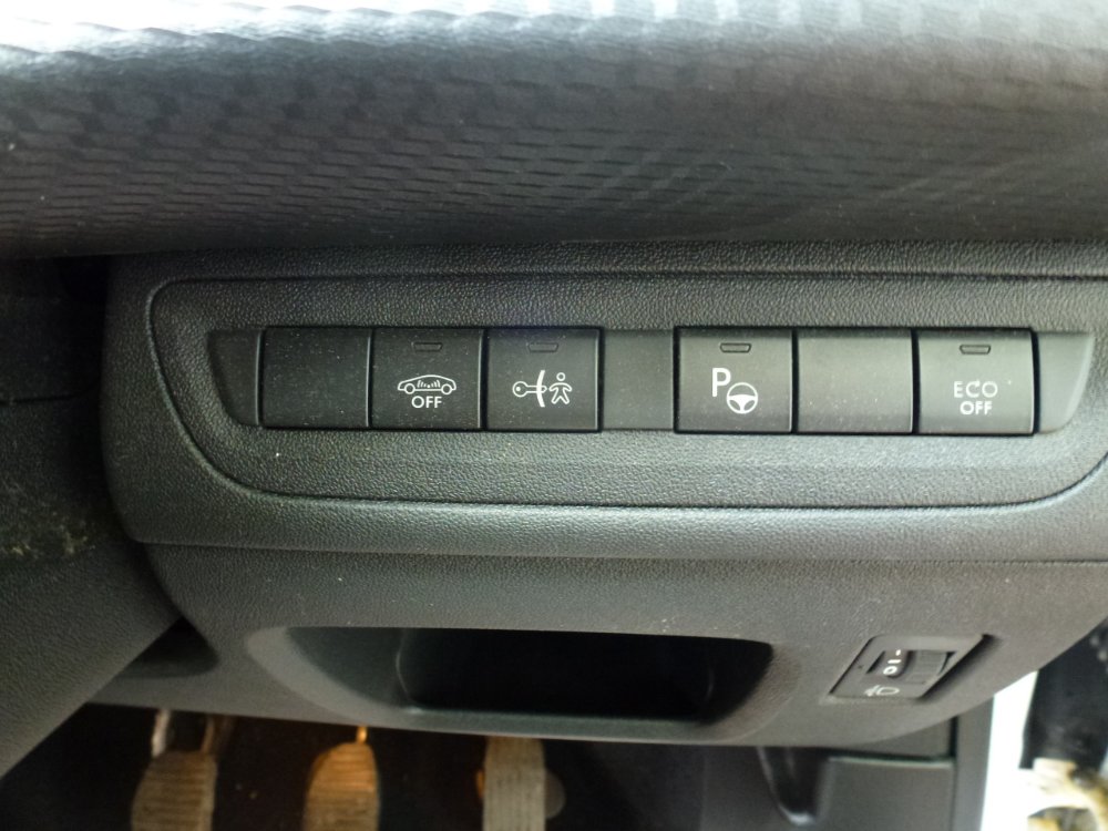 Peugeot 208 1.5 BlueHDi Tech Edition Hatchback 5dr Diesel Manual Euro 6 (s/s) (100 ps) - Image 19