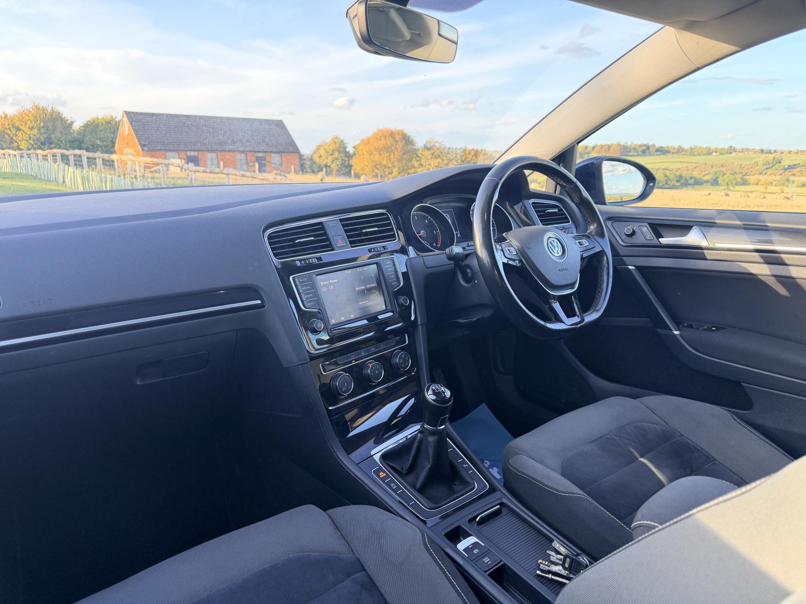 Volkswagen Golf - Image 11