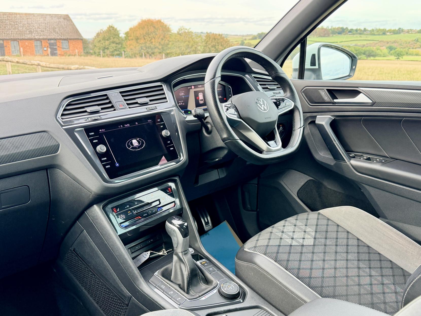 Volkswagen Tiguan - Image 14