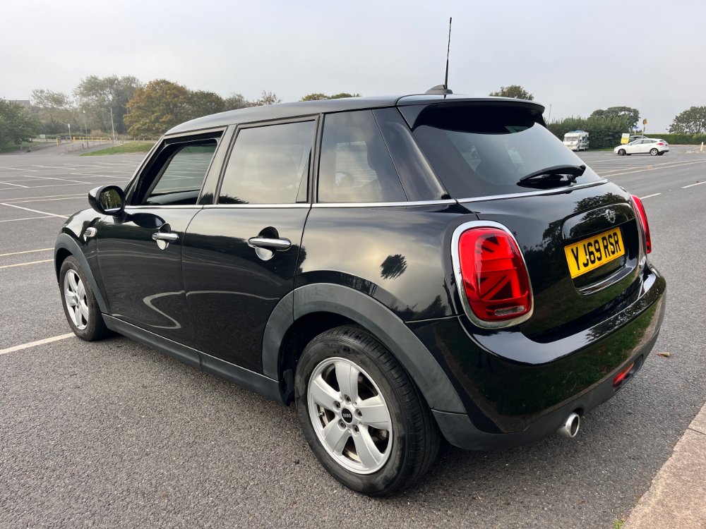 Mini Hatch 1.5 Cooper Classic Hatchback 5dr Petrol Steptronic Euro 6 (s/s) (136 ps) - Image 3