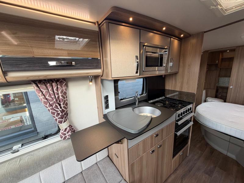 Swift Conqueror 580 - Image 9