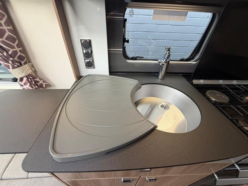 Swift Conqueror 580 - Image 10
