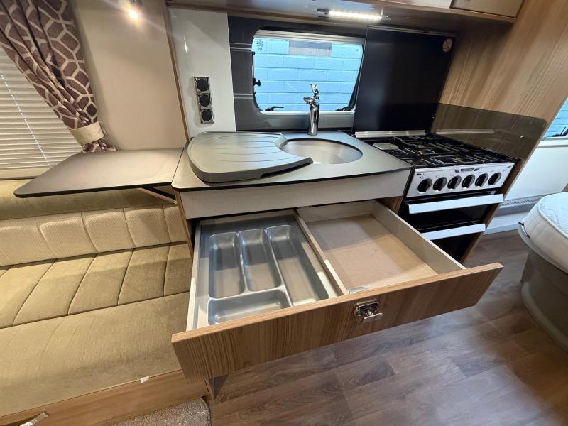 Swift Conqueror 580 - Image 11