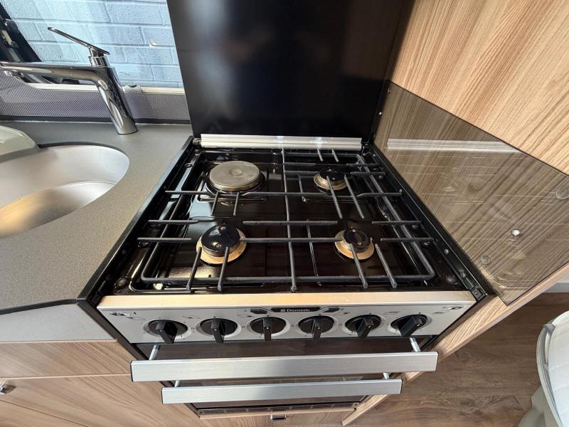Swift Conqueror 580 - Image 12