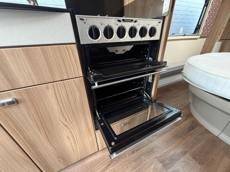 Swift Conqueror 580 - Image 13