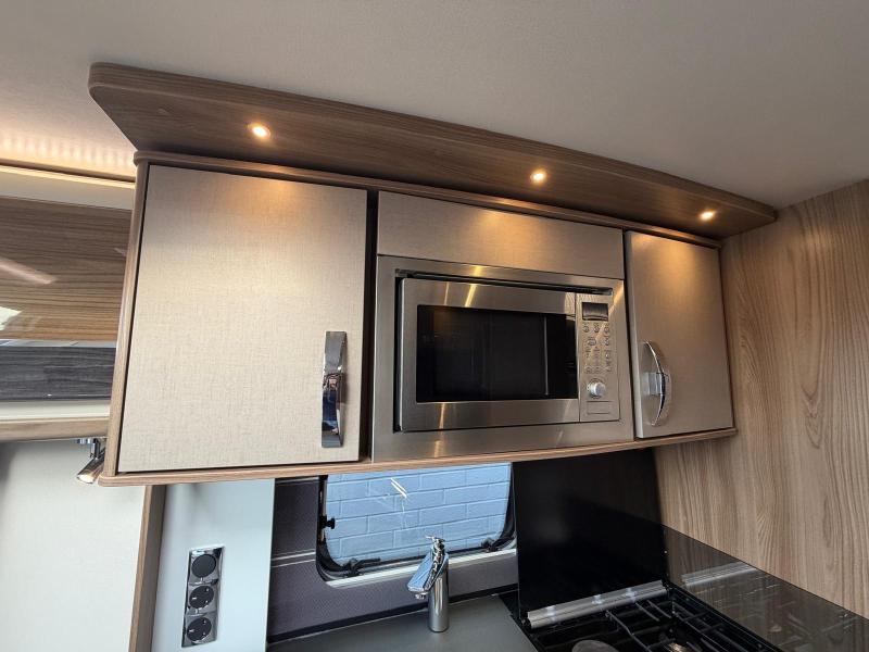 Swift Conqueror 580 - Image 14