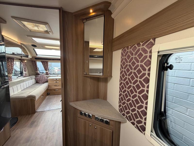 Swift Conqueror 580 - Image 20