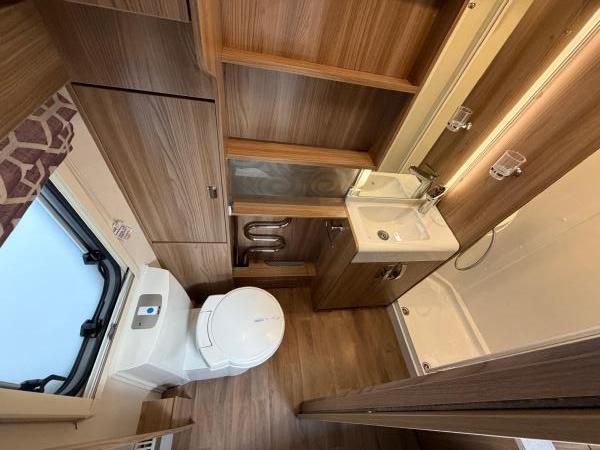 Swift Conqueror 580 - Image 21
