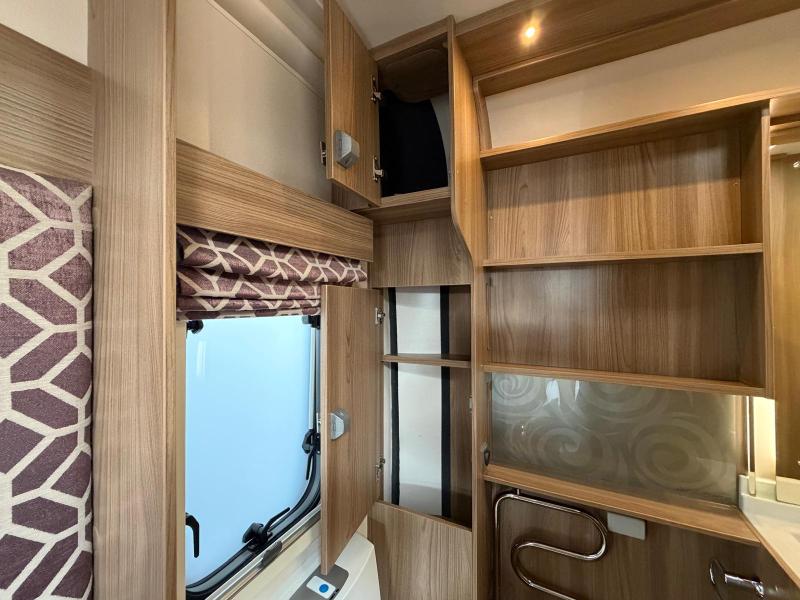 Swift Conqueror 580 - Image 24
