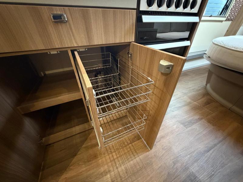 Swift Conqueror 580 - Image 34