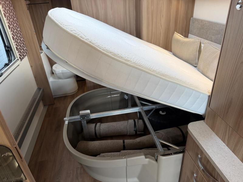 Swift Conqueror 580 - Image 36