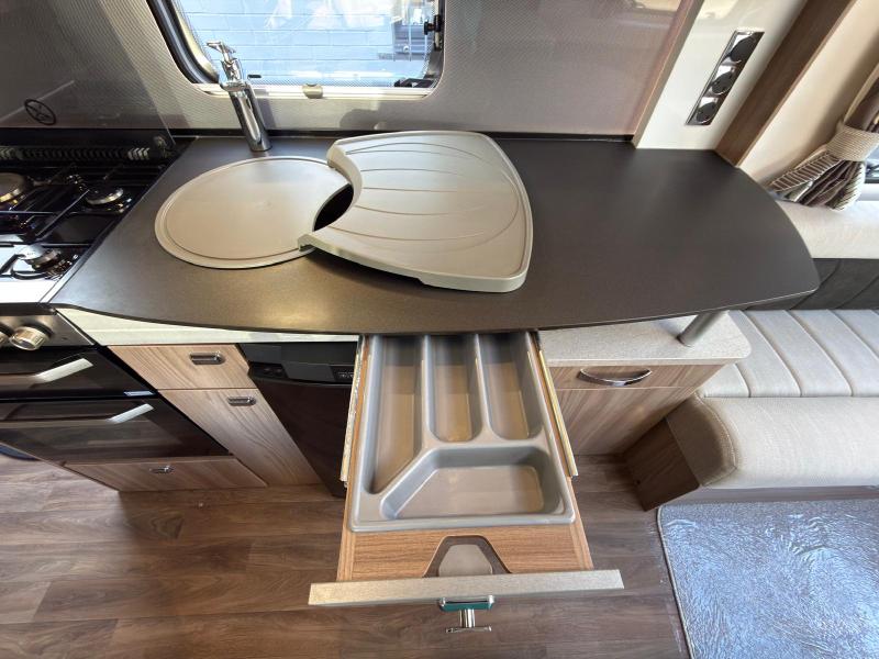 Swift Conqueror 530 - Image 11