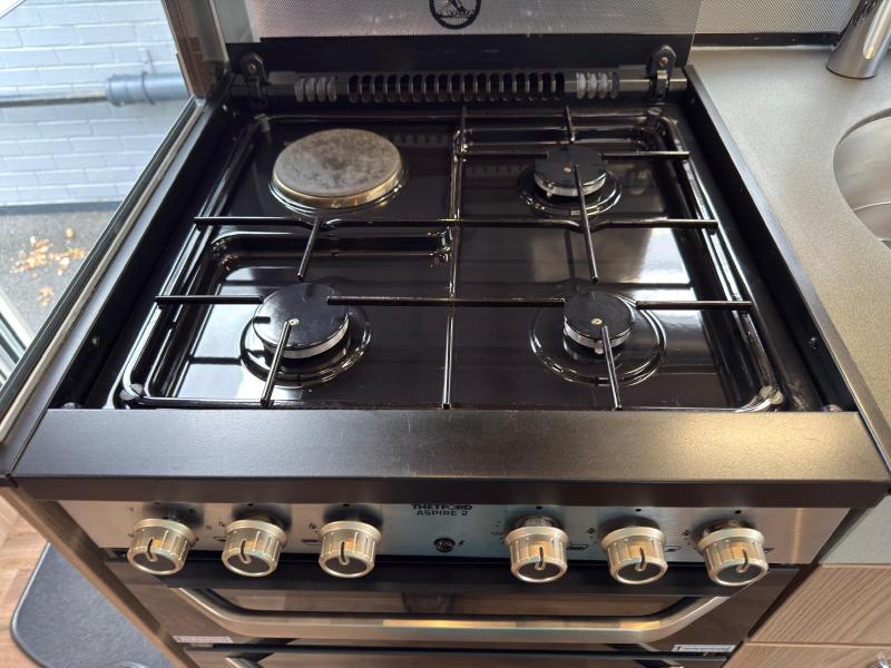 Swift Conqueror 530 - Image 12
