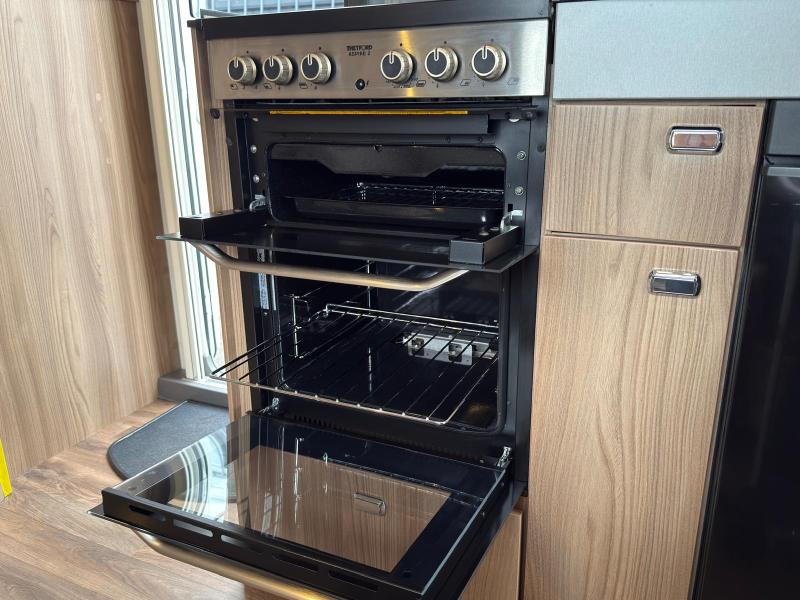 Swift Conqueror 530 - Image 13