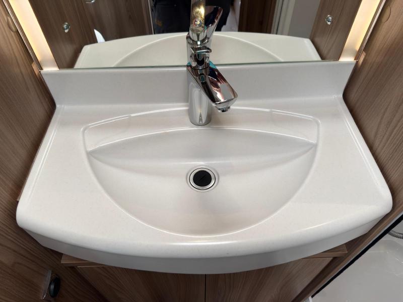 Swift Conqueror 530 - Image 18