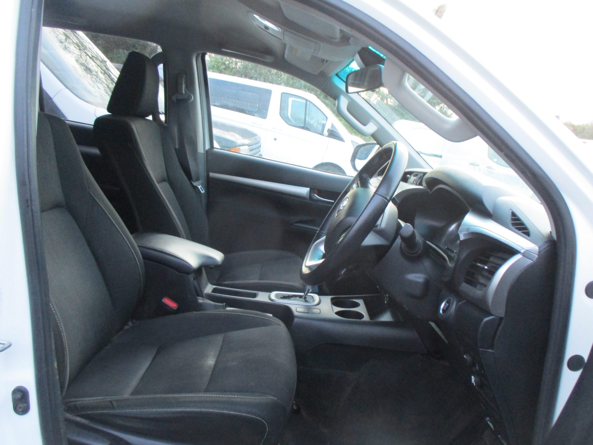 Toyota HILUX INVINCIBLE Double Cab 4x4 pickup - Image 6