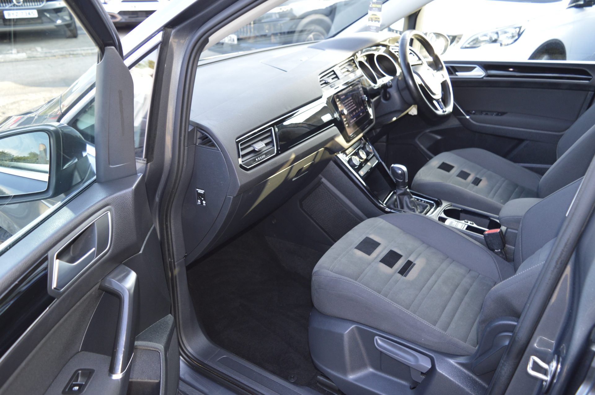 Volkswagen TOURAN PETROL AUTO 7 SEATS - Image 12