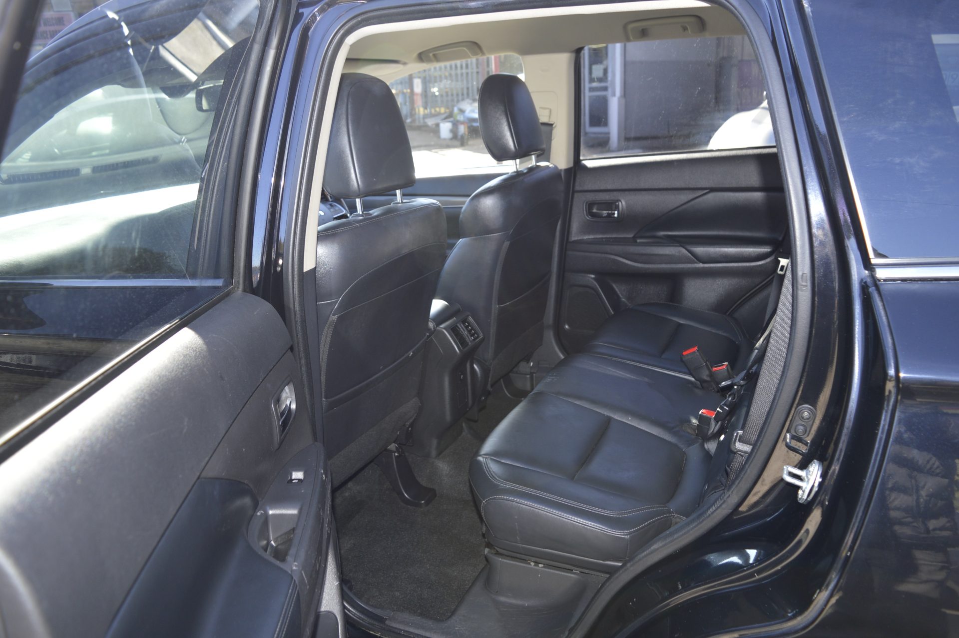 Mitsubishi OUTLANDER AUTO 7 SEATS - Image 11