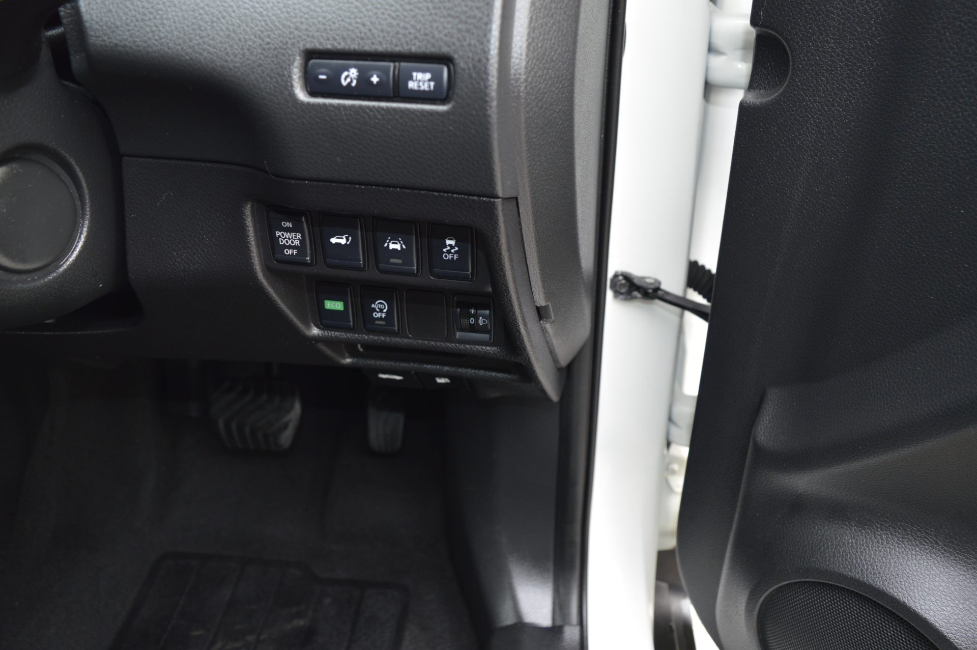 Nissan X-TRAIL AUTO 7 SEATS SUNROOF - Image 17