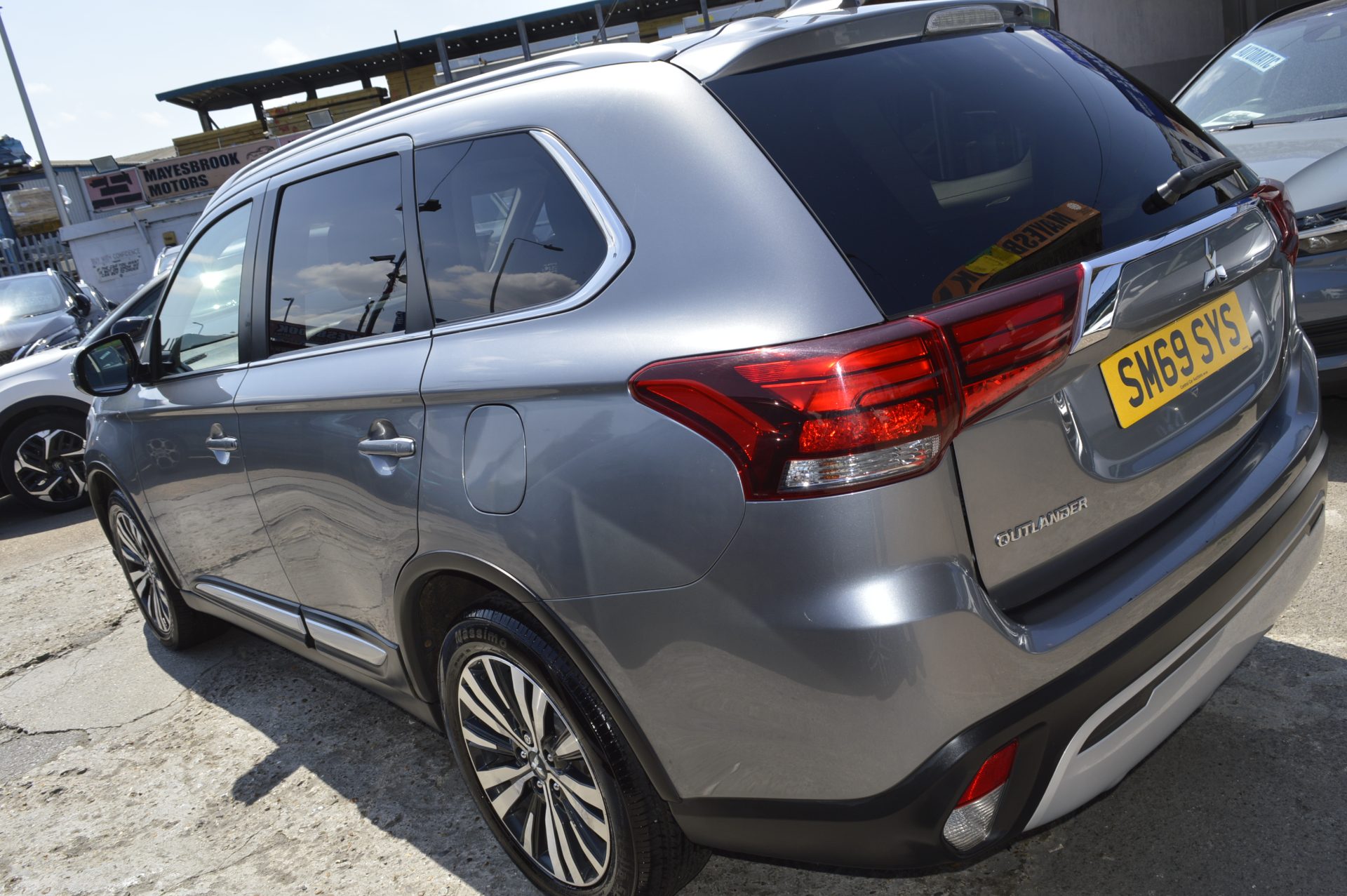 Mitsubishi OUTLANDER - Image 4