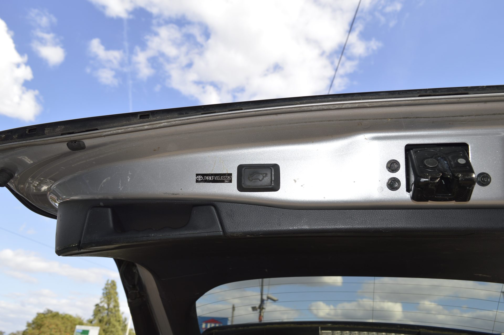 TOYOTA RAV-4 HYBRID - Image 10