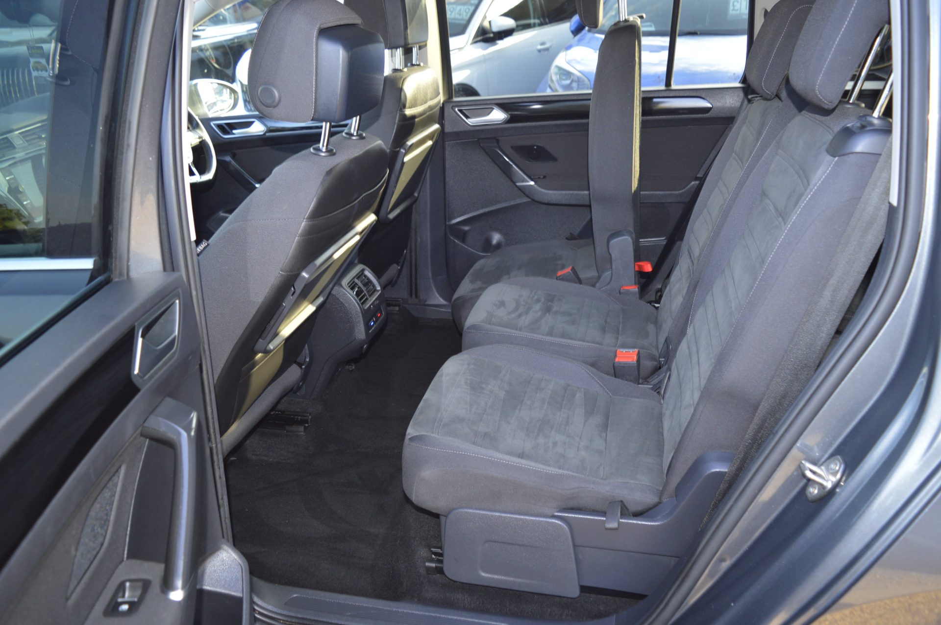 Volkswagen TOURAN PETROL AUTO 7 SEATS - Image 11