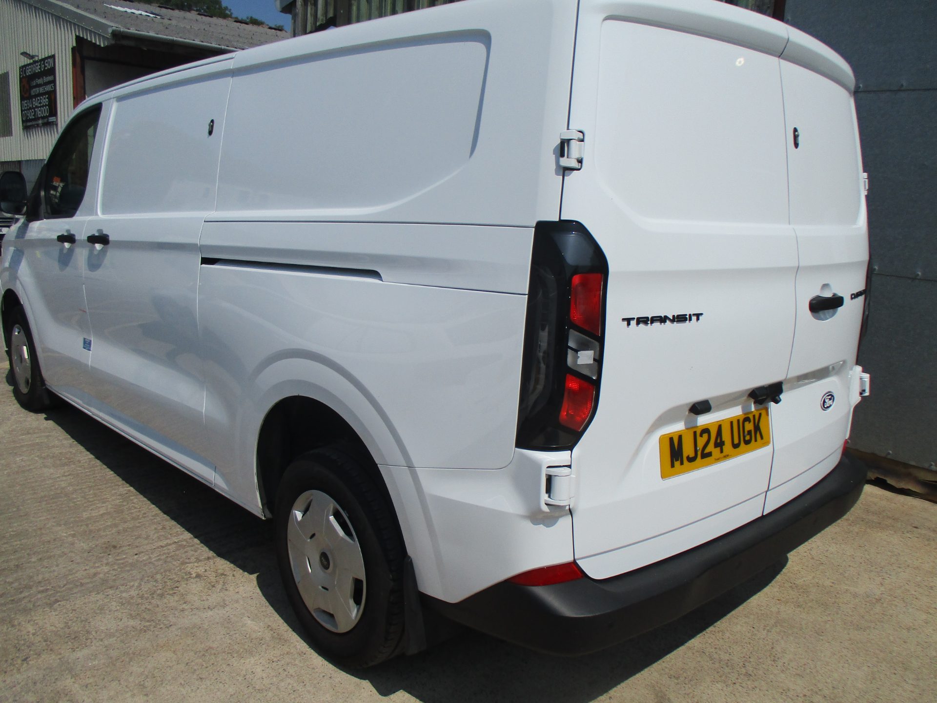 Ford NEW SHAPE CUSTOM TREND 110 BHP - Image 3
